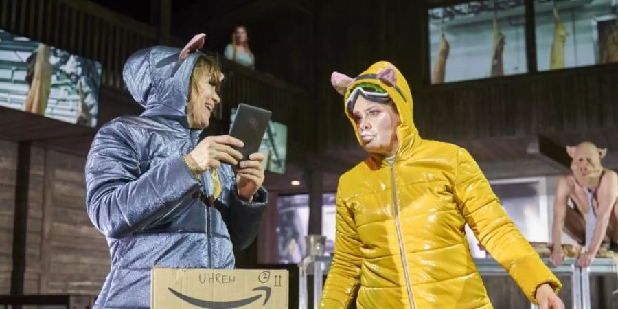 Darsteller mit Schweine-Masken: «Lärm. Blindes sehen. Blinde sehen!» von Elfriede Jelinek feiert in Hamburg Premiere. Foto: Matthias Horn/Schauspielhaus Hamburg/dpa