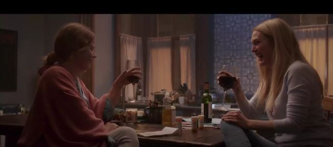Anna und Jane beim Weintrinken. Szene aus dem Netflix-Drama «The Woman in the Window». zwei Frauen