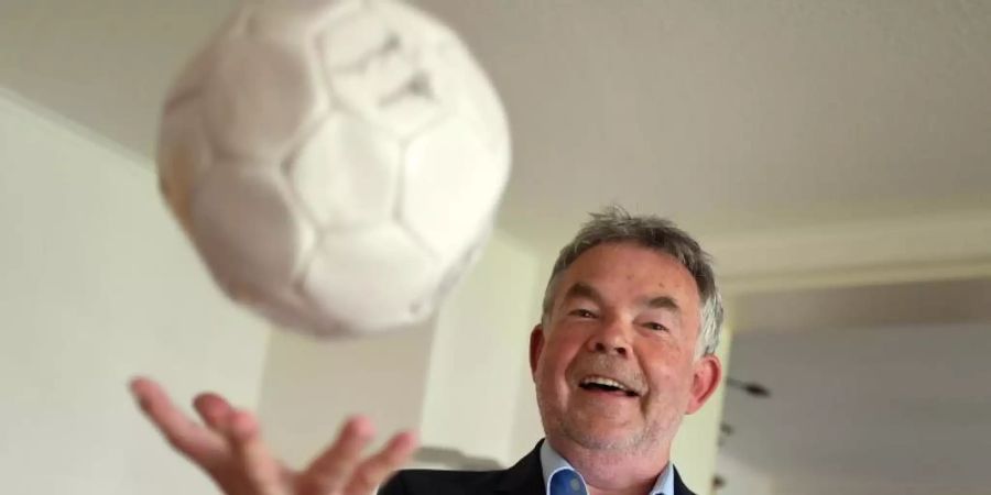 Ein Mann, der in sich ruht: Der Sportmoderator Manfred Breuckmann wird 70. Foto: Federico Gambarini/dpa