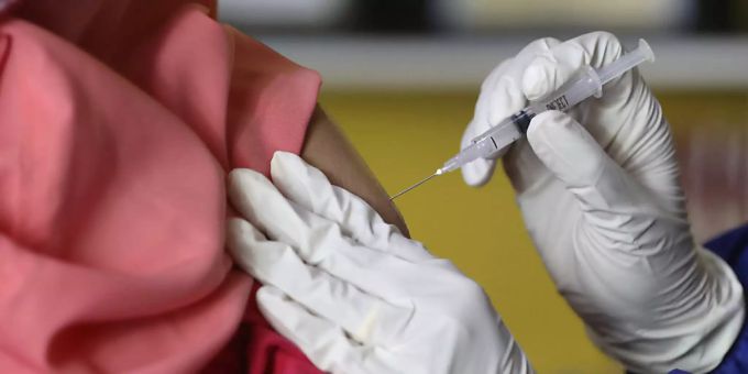 Eine Frau erhält bei einer Massenimpfung in Jakarta eine Spritze mit Impfstoff gegen das Coronavirus. Foto: Dita Alangkara/AP/dpa Eine Frau erhält bei einer Massenimpfung in Jakarta eine Spritze mit Impfstoff gegen das Coronavirus. Foto: Dita Alangkara/AP/dpa