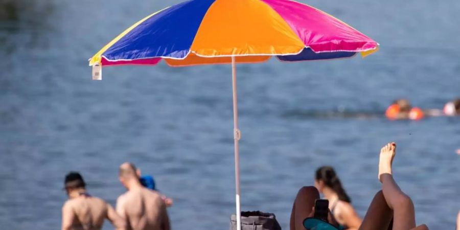 Ausflügler geniessen das warme Wetter am Brombachsee in Bayern. Am Donnerstag wurde in Deutschland eine Spitzentemperatur von 35,5 Grad gemessen. Foto: Daniel Karmann/dpa