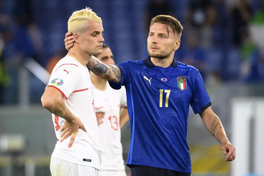 Granit Xhaka wird nach dem Spiel von Italiens Ciro Immobile getröstet.