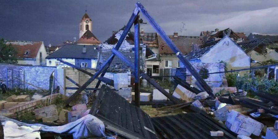Ein mutmasslicher Tornado hat eine Spur der Verwüstung hinterlassen. Foto: álek Václav/CTK/dpa