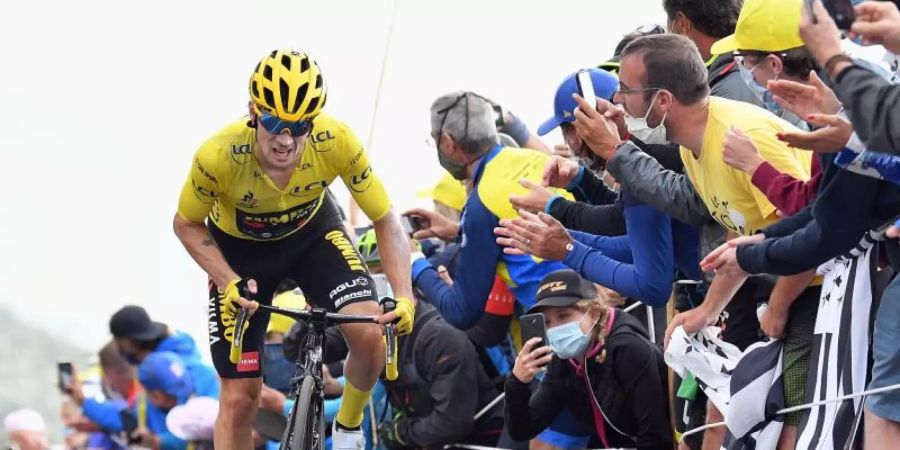 In den Bergen kommen sich Zuschauer und Fahrer der Tour de France besonders nahe. Foto: Pool/BELGA/dpa