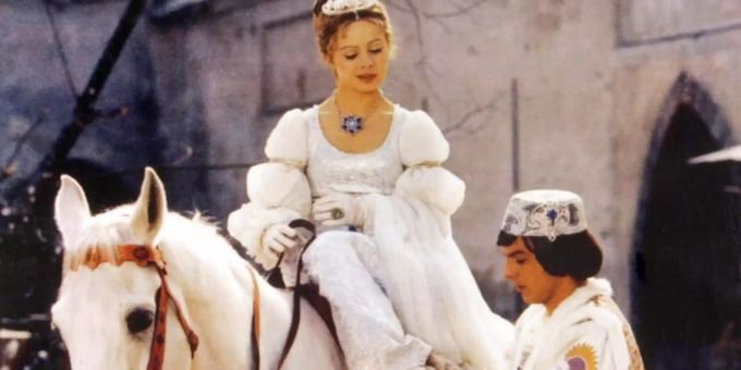 Der Prinz (Pavel Travnicek) passt Aschenbrödel (Libuse Safrankova) im Film «Drei Haselnüsse für Aschenbrödel» den verlorenen Schuh an . Foto: --/WDR/Degeto/dpa Der Prinz (Pavel Travnicek) passt Aschenbrödel (Libuse Safrankova) im Film «Drei Haselnüsse für Aschenbrödel» den verlorenen Schuh an . Foto: --/WDR/Degeto/dpa