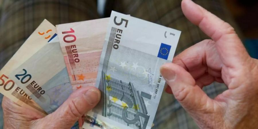 Eine ältere Frau zählt Geld. Foto: picture alliance / dpa