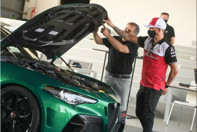 Kimi Räikkönen sieht sich den Motor und die Technik des Alfa Romeo GTA an. Alfa Romeo GTA