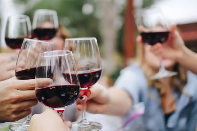 Trotz Klimawandel werden wir weiterhin Wein geniessen können. Weingläser