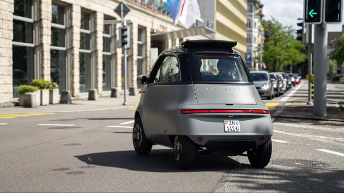 Lautlos durch die City mit der Sonne im Innenraum: der Microlino 2.0 dürfte die Herzen vieler höherschlagen lassen 2021 Microlino 2.0