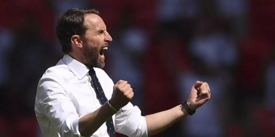 Englands Nationaltrainer Gareth Southgate jubelt nach dem Auftaktsieg. Foto: Laurence Griffiths/Pool Getty/AP/dpa