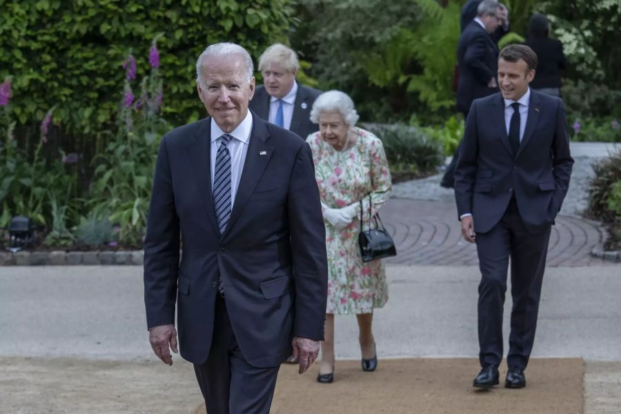 Präsident Joe Biden. Im Hintergrund: Permierminister Boris Johnson, Queen Elizabeth und Präsident Emmanuel Macron.