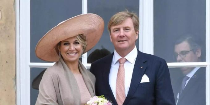 König Willem-Alexander und Königin Maxima der Niederlande 2019 vor Schloss Sanssouci. Foto: Jens Kalaene/dpa-Zentralbild/dpa König Willem-Alexander und Königin Maxima der Niederlande 2019 vor Schloss Sanssouci. Foto: Jens Kalaene/dpa-Zentralbild/dpa