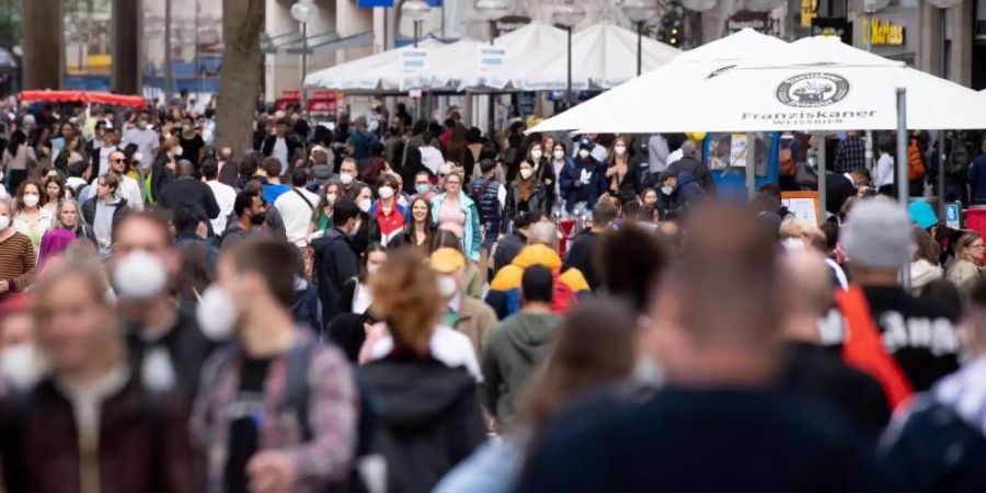 Zahlreiche Menschen spazieren durch die Fussgängerzone in der Münchner Innenstadt. Foto: Sven Hoppe/dpa