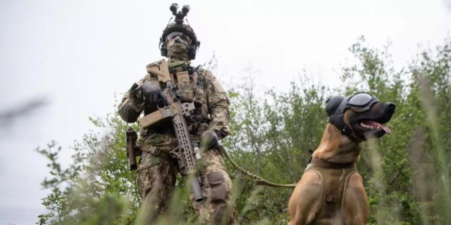 Ein Soldat des Kommandos Spezialkräfte. Foto: Marijan Murat/dpa