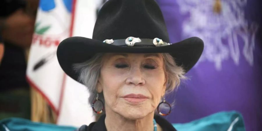 Jane Fonda in Clearwater County bei einer Gebetszeremonie als Vorbereitung auf die Protestaktion gegen die Ölpipeline. Foto: Alex Kormann/Star Tribune via AP/dpa