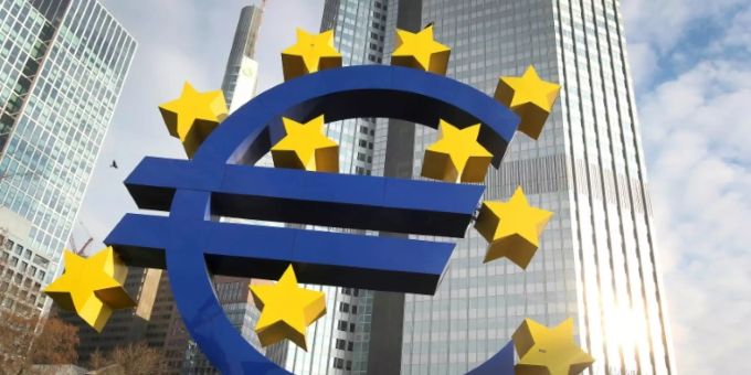 Skulptur mit Euro-Logo Skulptur mit Euro-Logo