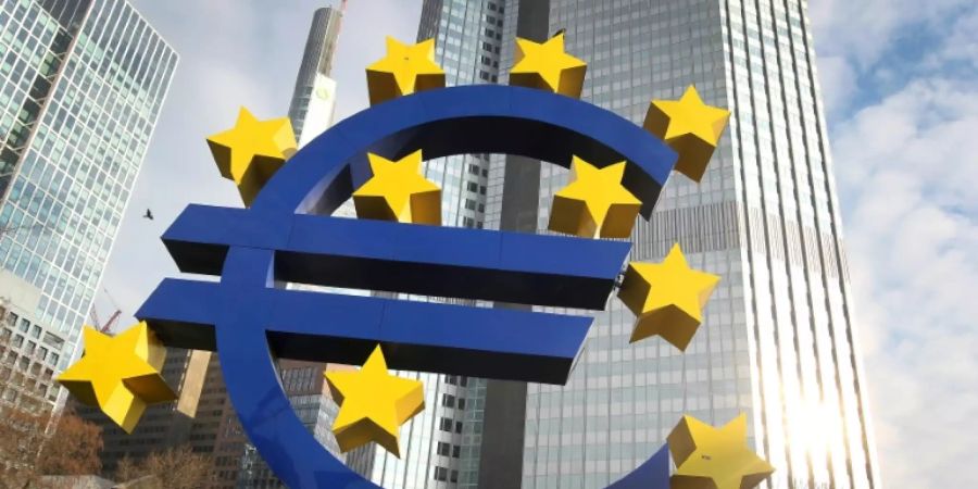 Skulptur mit Euro-Logo