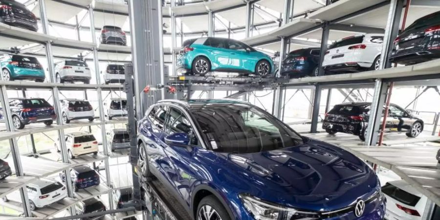 Auf dem deutschen Automarkt wird die Software in den Wagen immer wichtiger. Foto: Peter Steffen/dpa