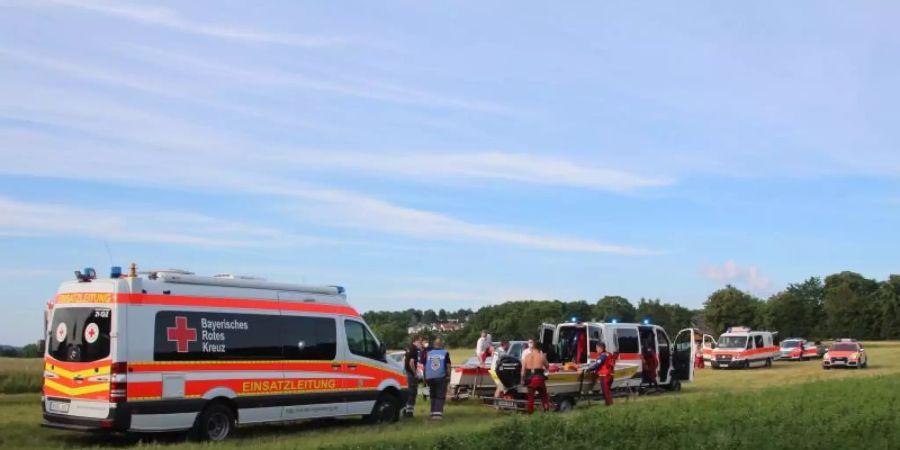 Rettungswagen nahe der Einsatzstelle am Ufer des Flusses Regen. Foto: vifogra /dpa
