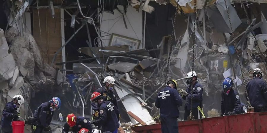 Ein Team von South Florida Urban Search and Rescue sucht nach Überlebenden in der 12-stöckigen Eigentumswohnung am Meer, Champlain Towers South, die am frühen Donnerstagmorgen in der Surfside-Gegend von Miami teilweise eingestürzt ist. Foto: Al Diaz/Miami Herald via AP/dpa