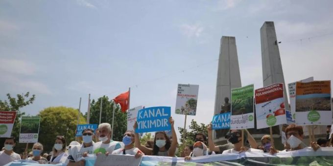 Menschen halten bei einem Protest gegen ein Kanal-Projekt des türkischen Präsidenten Erdogan Plakate und Transparente. Foto: Mucahid Yapici/AP/dpa Menschen halten bei einem Protest gegen ein Kanal-Projekt des türkischen Präsidenten Erdogan Plakate und Transparente. Foto: Mucahid Yapici/AP/dpa