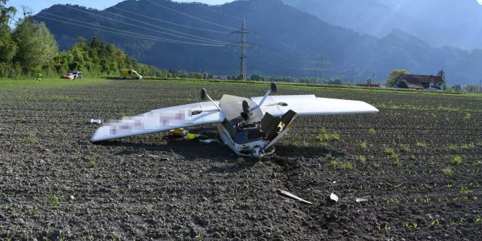 Das auf dem Dach liegende Kleinflugzeug nach der Notlandung. Kleinflugzeug Bad Ragaz