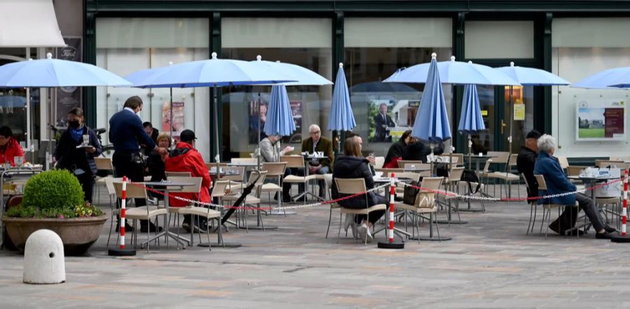 Besucher im Gastgarten eines Kaffeehauses am Mittwoch, 19. Mai 2021, in Salzburg.