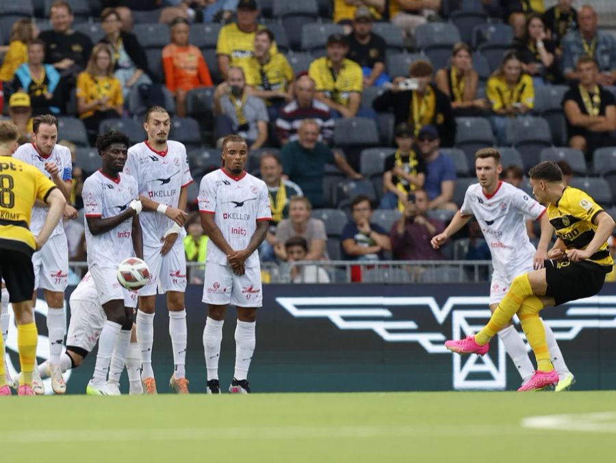 YB-Youngster Fabian Rieder (r.) markiert noch vor der Pause das 3:1 für die Berner per Freistoss.