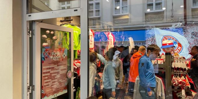 Einer von unzähligen Fanshops in München. Aufgehängt sind nur die Neuer-Shirts. Bayern München Yann Sommer