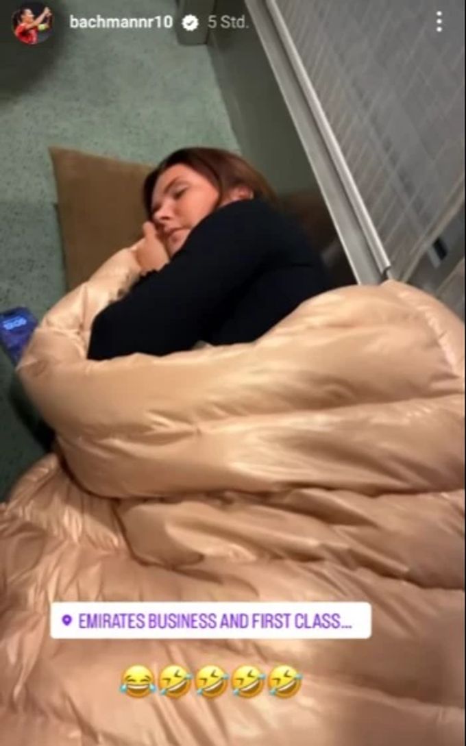 SRF-Expertin Rachel Rinast schläft am Boden. Rachel Rinast
