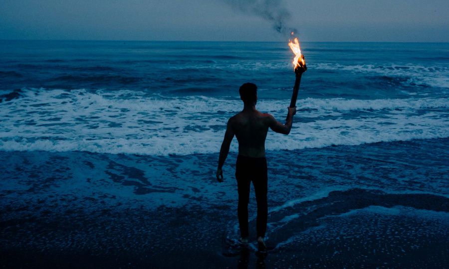 Trotz Aufforderung, sich nicht an weiteren Paketen zu «vergreifen», suchten nach dem Fund Gruppen von Jugendlichen nachts mit Fackeln den Strand ab. (Symbolbild)