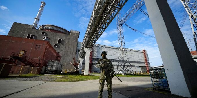 Ein russischer Soldat bewacht am 01.05.2022 einen Bereich des Kernkraftwerks Saporischschja. Dieses Foto wurde während einer vom russischen Verteidigungsministerium organisierten Reise aufgenommen. Ein russischer Soldat bewacht am 01.05.2022 einen Bereich des Kernkraftwerks Saporischschja. Dieses Foto wurde während einer vom russischen Verteidigungsministerium organisierten Reise aufgenommen.