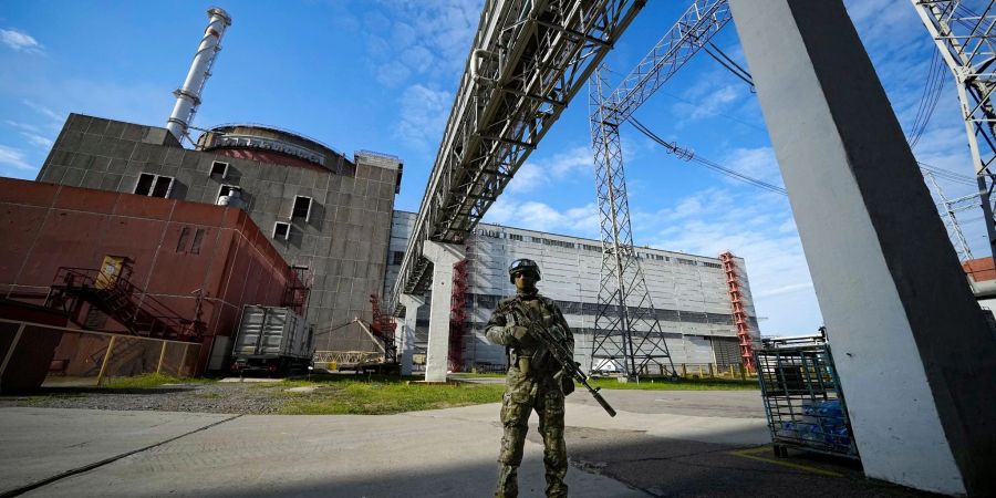 Ein russischer Soldat bewacht am 01.05.2022 einen Bereich des Kernkraftwerks Saporischschja. Dieses Foto wurde während einer vom russischen Verteidigungsministerium organisierten Reise aufgenommen.