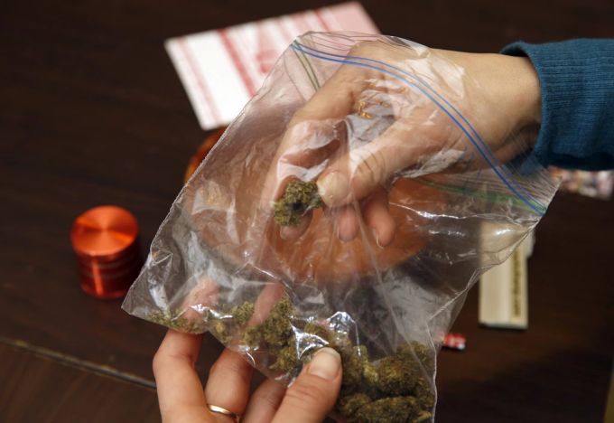 Obwohl dem legalen Besitz von Cannabis strafbare Handlungen von Drittpersonen vorausgehen könnten, reiche die Annahme einer Straftat durch Drittpersonen für eine Beschlagnahmung nicht aus. Bundesgericht Cannabis Eigenkonsum