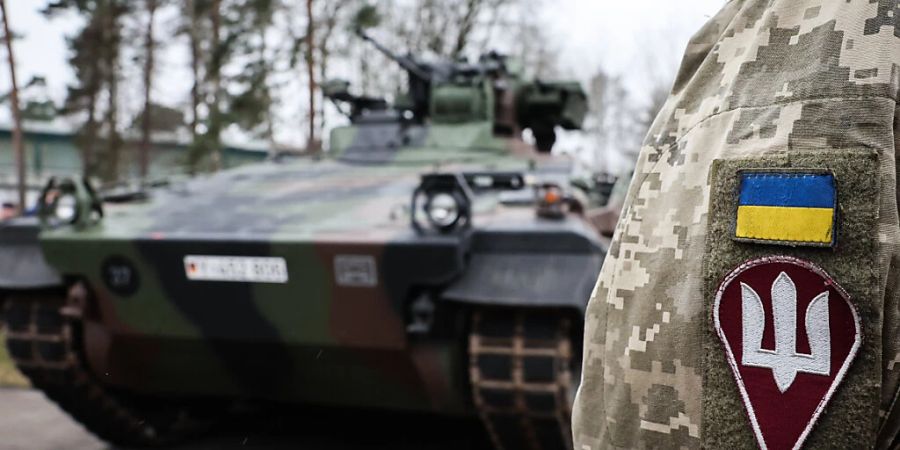ARCHIV - Ein ukrainischer Soldat steht vor einem Marder-Panzer. Foto: Christian Charisius/dpa