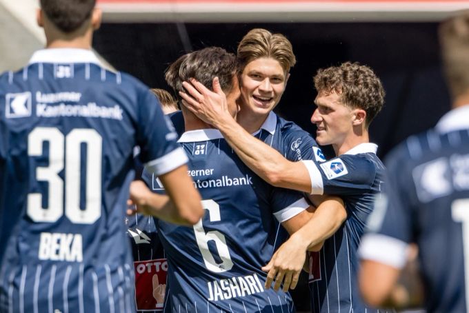 Lars Villiger lässt sich von seinen Teamkollegen feiern. FC Luzern