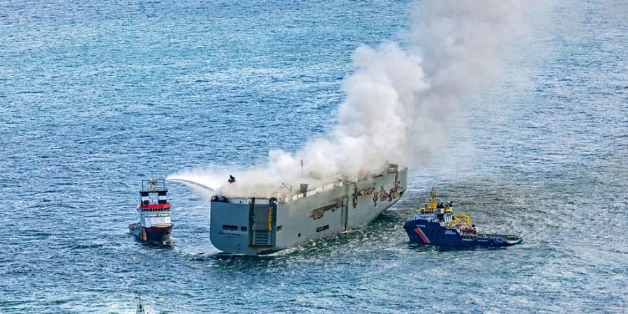 Ein Notschlepper bekämpft die Flammen des brennenden Frachters. Foto: Herman IJsseling/FLYING FOCUS aerial photography/dpa