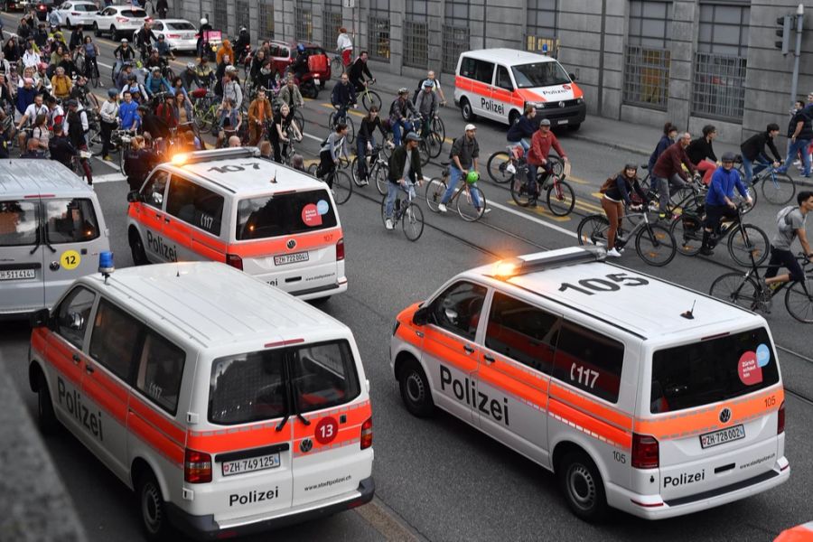 Die Polizei ist präsent während der Critical Mass im August 2021.