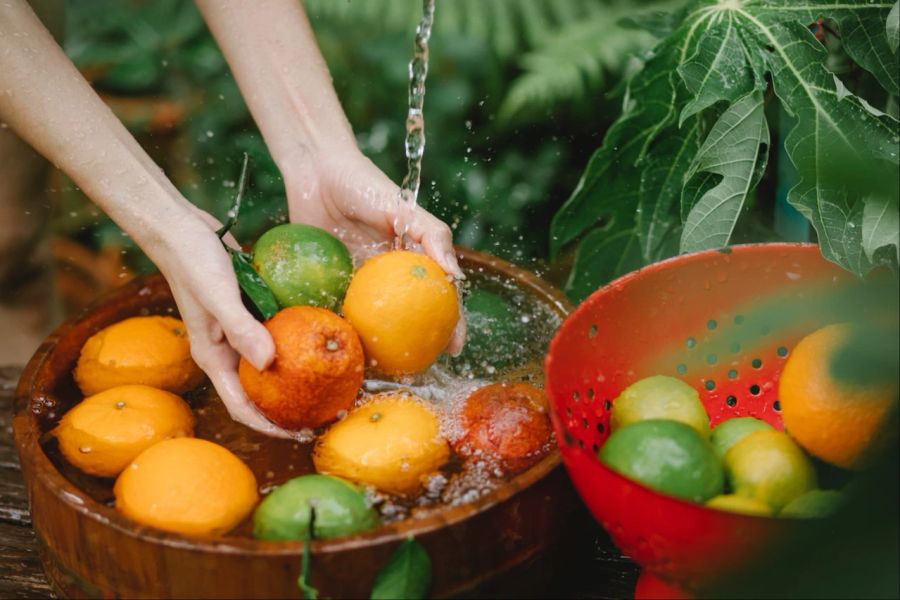 Obst waschen Früchte Sonne