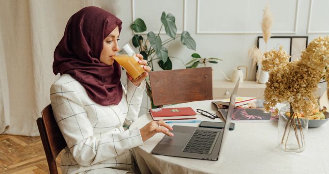 Frauen ohne Kinder investieren oft viel Zeit in ihre Karriere. Frauen ohne Kinder