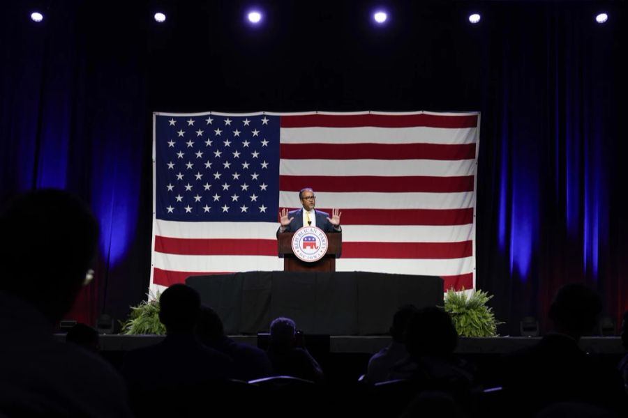 Will Hurd spricht Ende Juli an einer Veranstaltung in Iowa (USA). Seiner Ansicht nach will Trump nur Präsident werden, um eine Haftstrafe zu vermeiden.