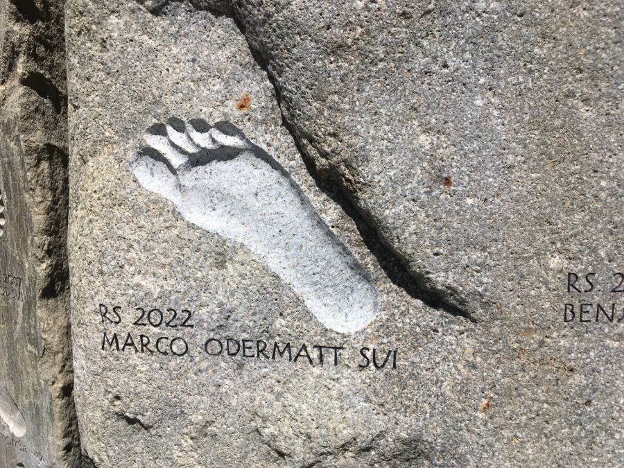 Die Fussabdrucke, wie auch der von Odermatt, werden später von Künstler Björn Zyrd in einen Felsen auf dem Dorfplatz gemeisselt.
