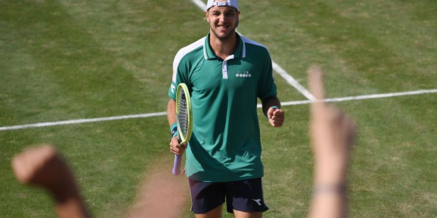 Jan-Lennard Struff jubelt über seinen Finaleinzug in Stuttgart.