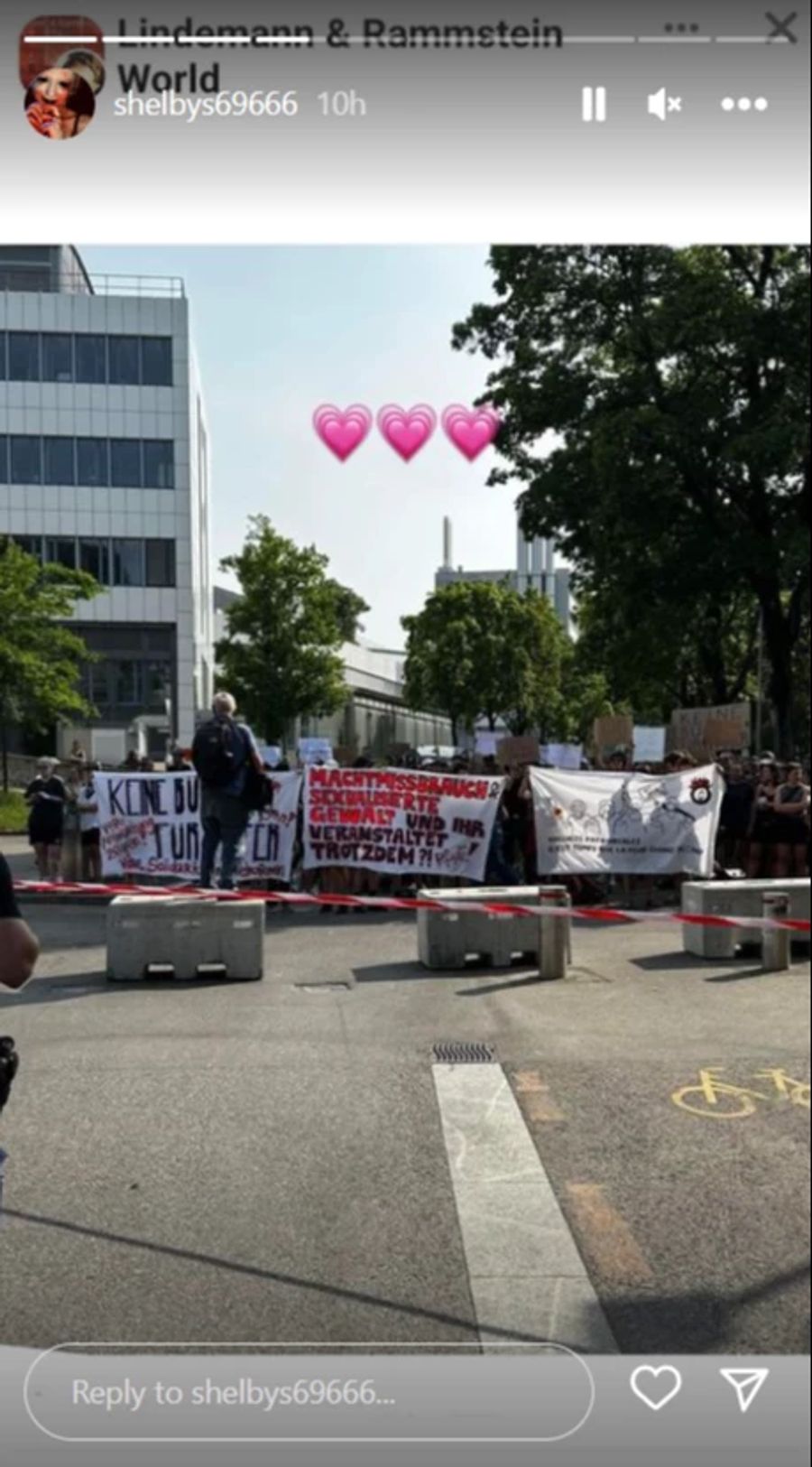 Vor dem Konzert der Band am Samstagabend versammelten sich rund 100 Demonstranten in Bern.