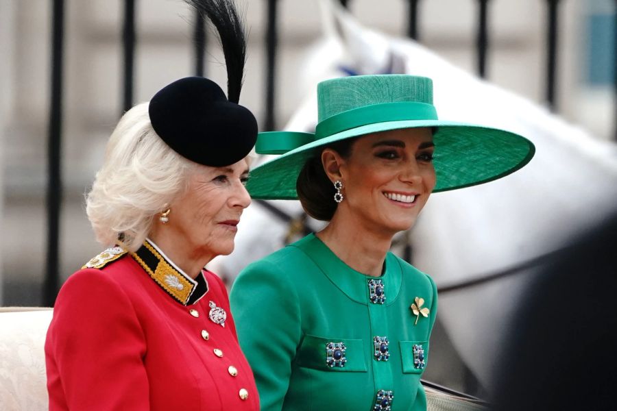 Königin Camilla (l) und Prinzessin Kate verlassen in einer offenen Kutsche den Buckingham Palast. Kate wird an diesjähriger Geburtstagsparade krankheitsbedingt ausfallen müssen. (Archivbild)