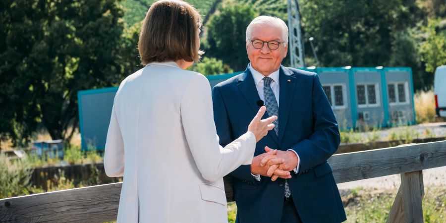Bundespräsident Frank-Walter Steinmeier steht beim Sommerinterview von «Berlin direkt» mit der ZDF-Chefredakteurin Bettina Schausten zusammen.
