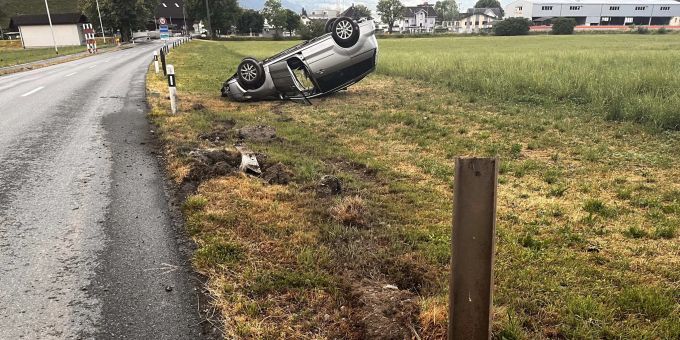 Kaltbrunn: Auto kollidiert mit Metallpfahl und überschlägt sich Kaltbrunn: Selbstunfall