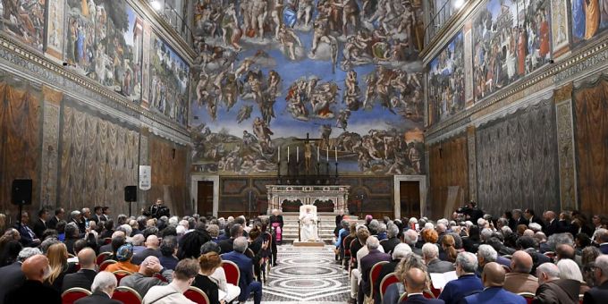 HANDOUT - Unter den weltberühmten Michelangelo-Fresken in der Sixtinischen Kapelle im Vatikan empfängt Papst Franziskus rund 200 internationale Künstler. Das Oberhaupt der katholischen Kirche appellierte bei der Begegnung daran, niemals die Armen zu vergessen. Foto: Simone Risoluti/Vatican Media/dpa - ACHTUNG: Nur zur redaktionellen Verwendung im Zusammenhang mit der aktuellen Berichterstattung und nur mit vollständiger Nennung des vorstehenden Credits HANDOUT - Unter den weltberühmten Michelangelo-Fresken in der Sixtinischen Kapelle im Vatikan empfängt Papst Franziskus rund 200 internationale Künstler. Das Oberhaupt der katholischen Kirche appellierte bei der Begegnung daran, niemals die Armen zu vergessen. Foto: Simone Risoluti/Vatican Media/dpa - ACHTUNG: Nur zur redaktionellen Verwendung im Zusammenhang mit der aktuellen Berichterstattung und nur mit vollständiger Nennung des vorstehenden Credits