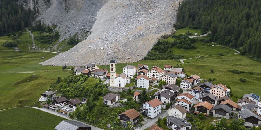 Ab Montag dürfen die Bewohnerinnen und Bewohner des Bündner Bergdorfs Brienz tagsüber ihre Häuser betreten. (Archivbild)