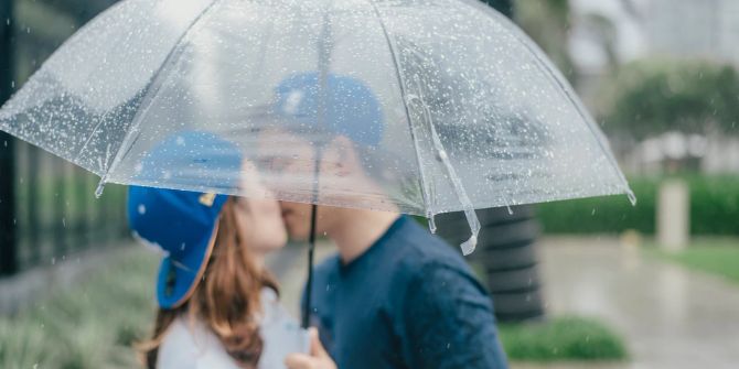 Kuss unter Regenschirm